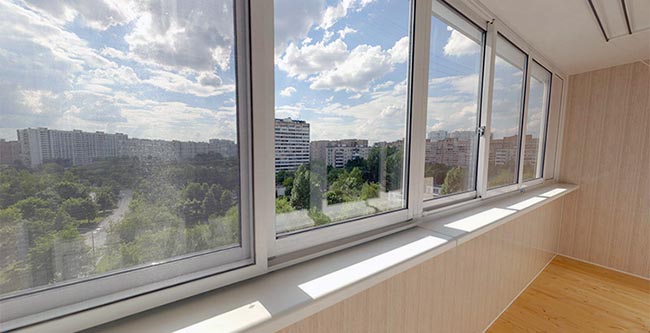 Чем застеклить балкон: ПВХ или алюминием Вязьма