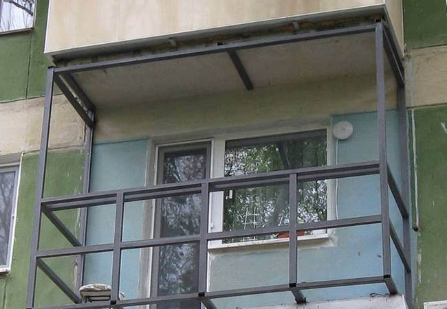 Альтернативное остекление балкона оргстеклом вместо стекла Вязьма